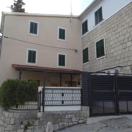 Gæstehus & Toni Split