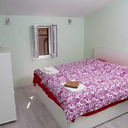 Guest house Apartments & Rooms Toni 3*