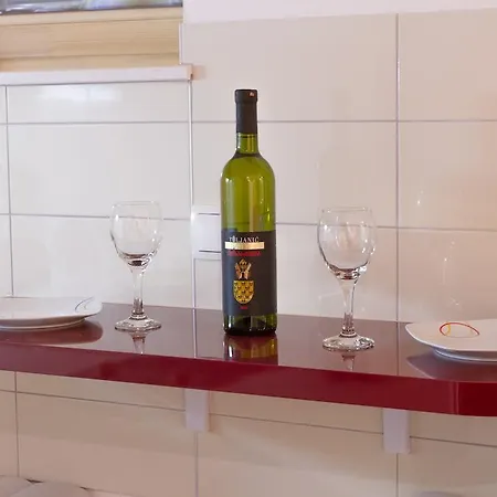 Guest house Apartments & Rooms Toni 3*